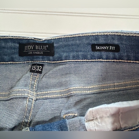 NWT Judy Blue Bleach Splash Mid Rise Shark Bite Skinny Jeans - Picture 10 of 14